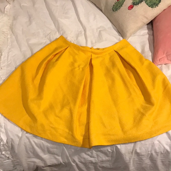 Yellow skater mini skirt - Picture 1 of 3